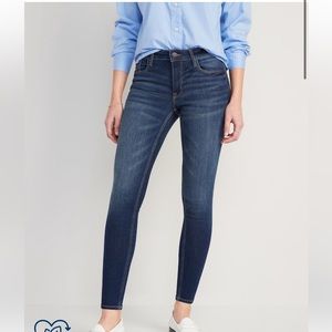 Old Navy Rockstar Super Skinny Low-Rise jeans. Size 8.